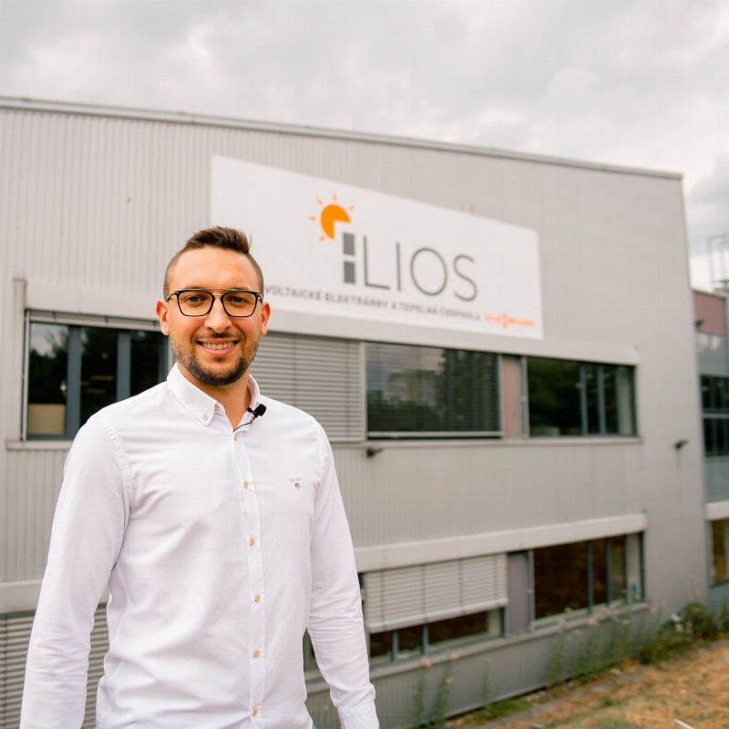 Umístění solárního panelu na střechu firmy